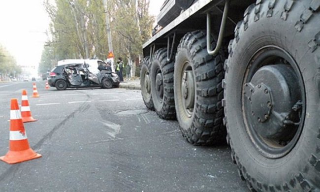 У Миколаєві БТР зіткнувся з легковиком (фото)