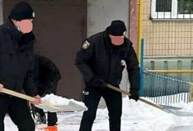Полицейские убирают снег, фото: Telegram Ху*вый Киев