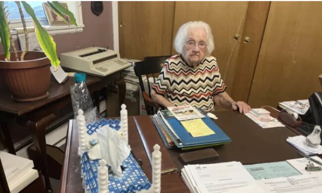 100-летняя пенсионерка работает по 50 часов в неделю и сочувствует молодым: в чем ее секрет