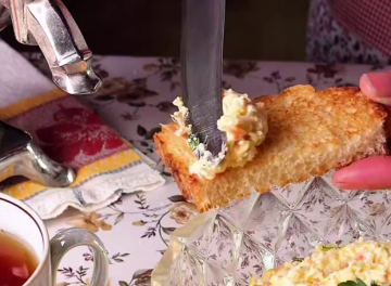 Намазка на хлеб, кадр с видео