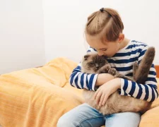 Дитина і кіт. Фото: depositphotos