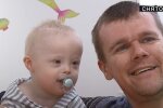 Отец растит ребенка с синдромом Дауна, даже любящим мамам не по плечу: "Я с тобой, сыночек"
