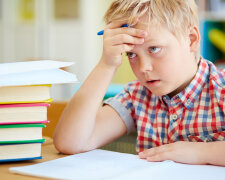 Ребенок отказывается делать уроки? Родителям подсказали хитрый прием, который положит конец спорам