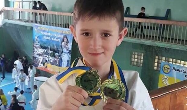 Хлопчик з ДЦП із Прикарпаття взяв "золото" на турнірі з карате - залізна сила волі, майбутній Джекі Чан