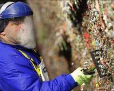 У Сіетлі прибрали туристичну стіну жуйки (фото)