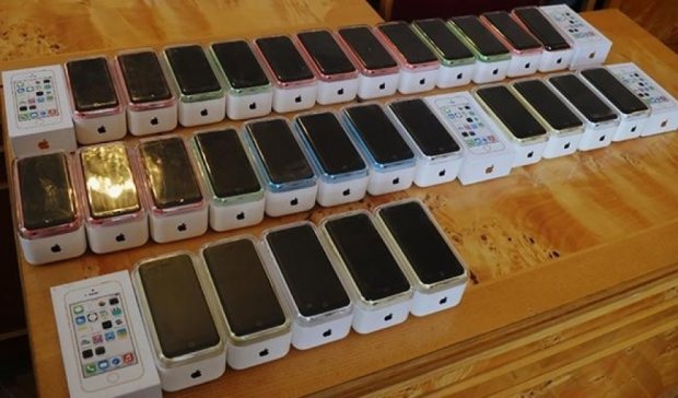 Закарпатським випускникам вручили контрафактні смартфони