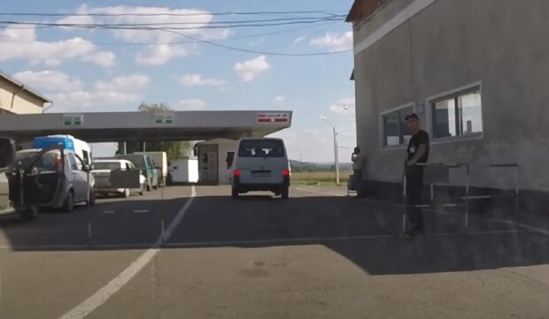 Перетин кордону. Фото: скриншот YouTube