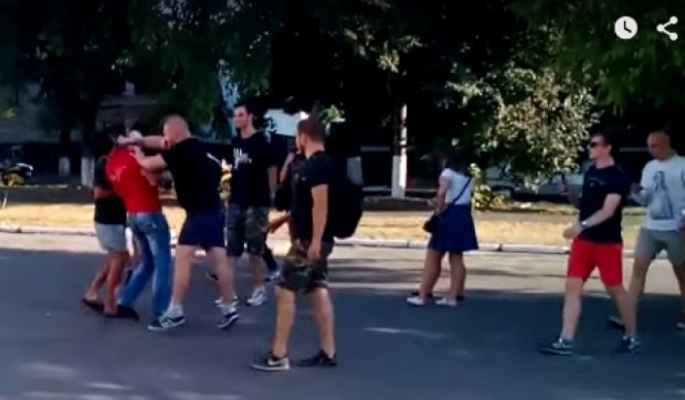Патріоти Олександрії роздягнули прямо на вулиці комуніста (відео)