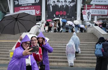 Арми ( фанати BTS) ждут начало первого концерта тура Arirang