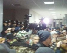 Мітингувальники прорвалися в будівлю міськради Кривого Рогу