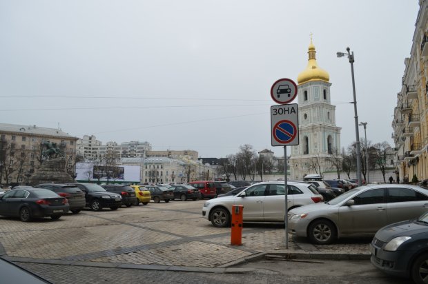 В Киеве установили “защиту” от героев парковки: помешают законы физики