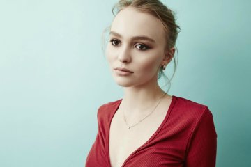 Дочь Джонни Деппа выложила откровенные фото в коротенькой пижаме