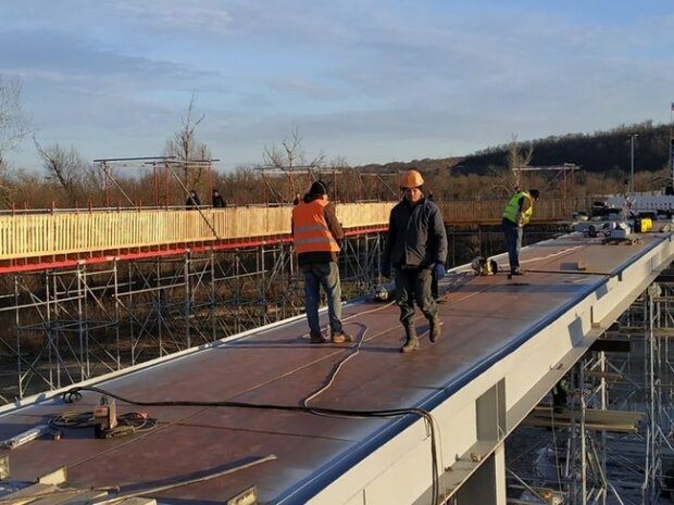 "Объединяем Луганщину": строительство моста в Станице Луганской идет полным ходом, фото с места