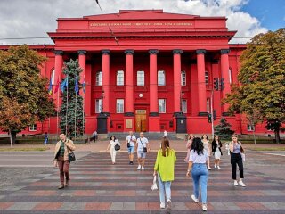 Студенти йдуть в університет