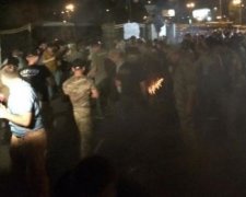 Заворушення під Оболонським судом: кидали петарди та димові шашки