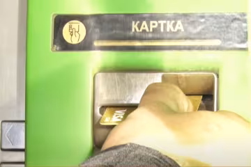 Карта ПриватБанка. Фото: скрин youtube
