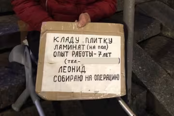 Киевлянин без ног просит помощи в метро, все обходят стороной: "Кладу плитку"