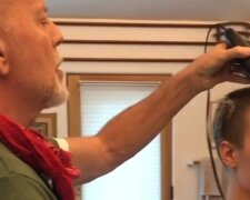Брюс Уиллис бреет дочь, скриншот: Instagram