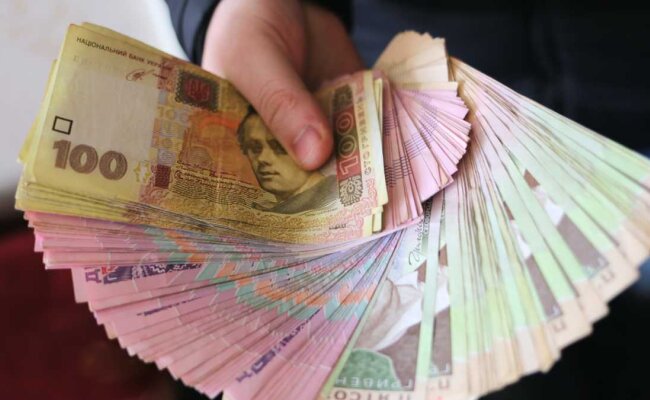 Человек, держащий деньги в руке