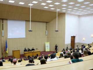 Преподаватель во Львове показывал студентам порнографические изображения, фото: Знай.ua