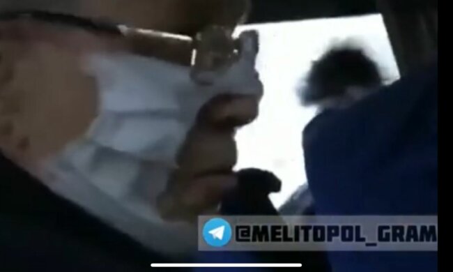 В Запорожье хитрый пенсионер нацепил маску с "голым" ртом и обчихал маршрутку: видео