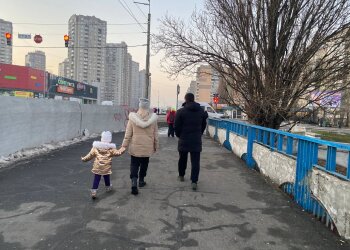 Прохожие с детьми, фото: Знай.ua