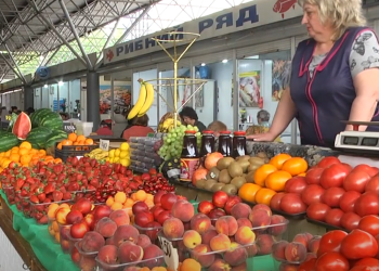 Ціни на ягоди та фрукти. Фото: скрін youtube