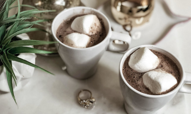 Согревающий рецепт какао с зефиром всего за 5 минут