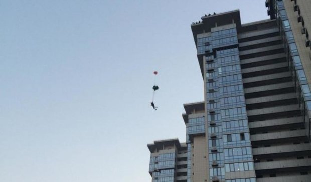 Стрибок екстремала з парашутом із 25-ти поверхівки шокував киян