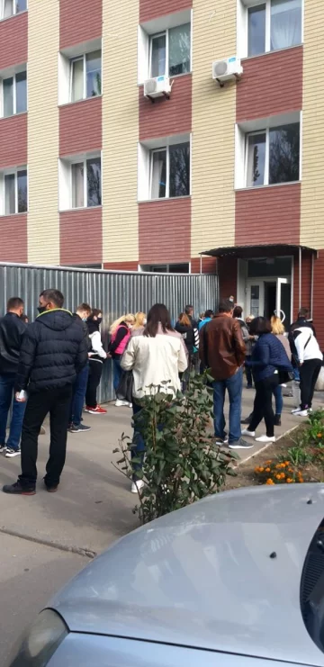 В Запорожье люди часами стоят в очереди в больницу, фото: социальные сети