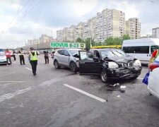 У Києві молодій поліцейській зламали ноги