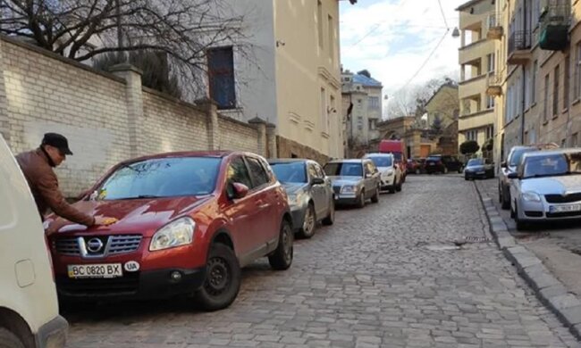 Яйця в лоб! Харківські вандали залишили мерзенні "подарунки" на капоті припаркованої машини