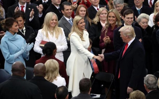 Дочки Трампа роздяглися для привітання