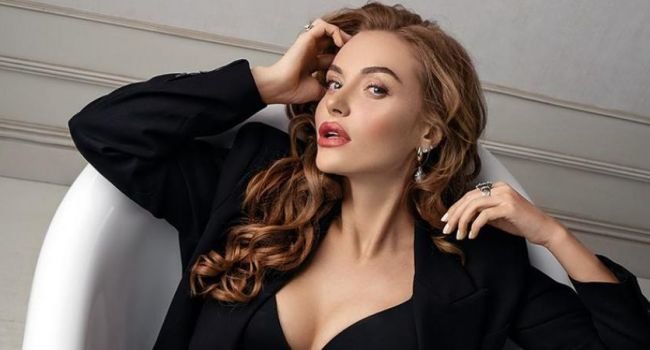 Напівгола Камінська побешкетувала в басейні: показала груди крупним планом, фанати в захваті