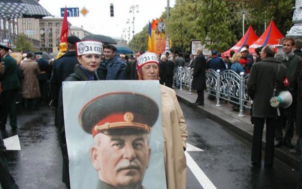 Замість подарунків окупанти підсунули кримчанам диктатора