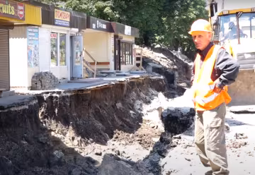Тернопіль залишився без води через "гнилу" каналізацію - розкрили труби, а там... Бррр, що ви пили?