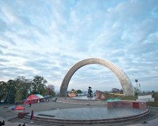 Біля арки Дружби народів демонтували незаконні МАФи
