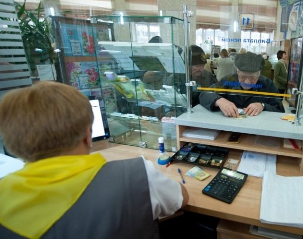 Во Львове работница "Укрпочты" издевается с украиноязычных: "Никада не будет"