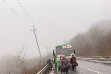 Под Харьковом маршрутка "разулась" на ходу: "Главное - проезд дорожает"