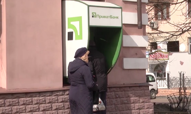 Клиенты ПриватБанка. Фото: скрин youtube