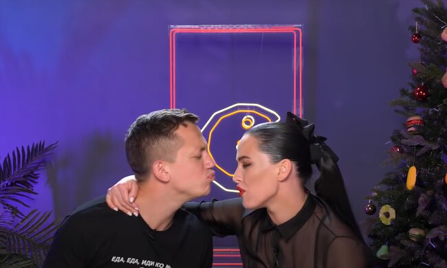 Олексій Дурнєв і Даша Астаф'єва, кадр з відео