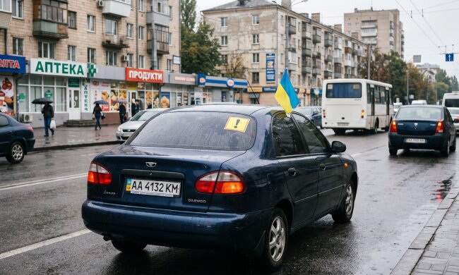знак водій-початківець наліпка автомобіль
