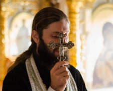Хрещення не для слабаків: надто старанний піп шокував інтернет