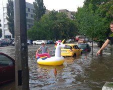 Киев ушел под воду, люди выносят надувные матрасы на улицы: фото и видео мощного ливня