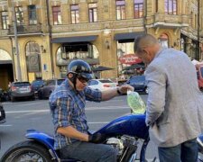 Кличко заглох на мотоциклі в центрі Києва і став живим мемом - за кермом з пляшкою