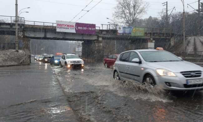Киевская подземка уходит под воду вместе с дорогами, пока Кличко "строит" метро на Виноградарь