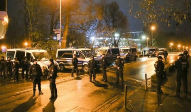  Полиция обнаружила машину со взрывчаткой возле стадиона в Ганновере