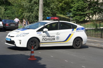 У Києві Mazda "посадила" на капот двох велосипедистів: життя підлітків висить на волоску, моторошні фото
