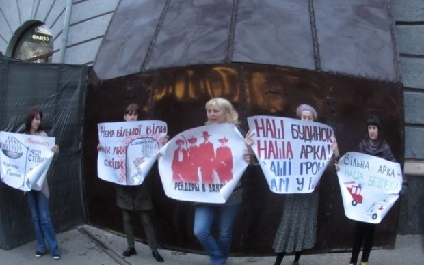 Митинг против полтавского застройщика разогнали вооруженные титушки
