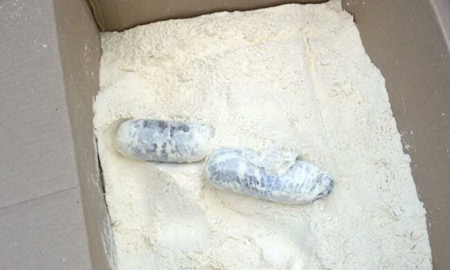 Пенсионерке на Донбассе прислали посылку с продуктами и наркотиками (фото)